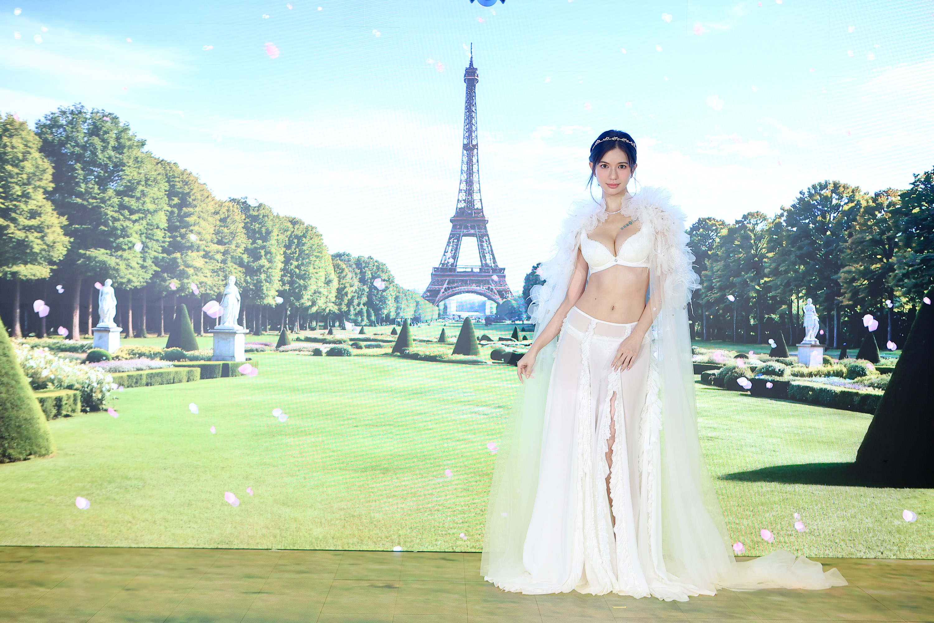 鄭芯恩巴黎街頭拍內衣廣告 散發「撩波」自在魅力