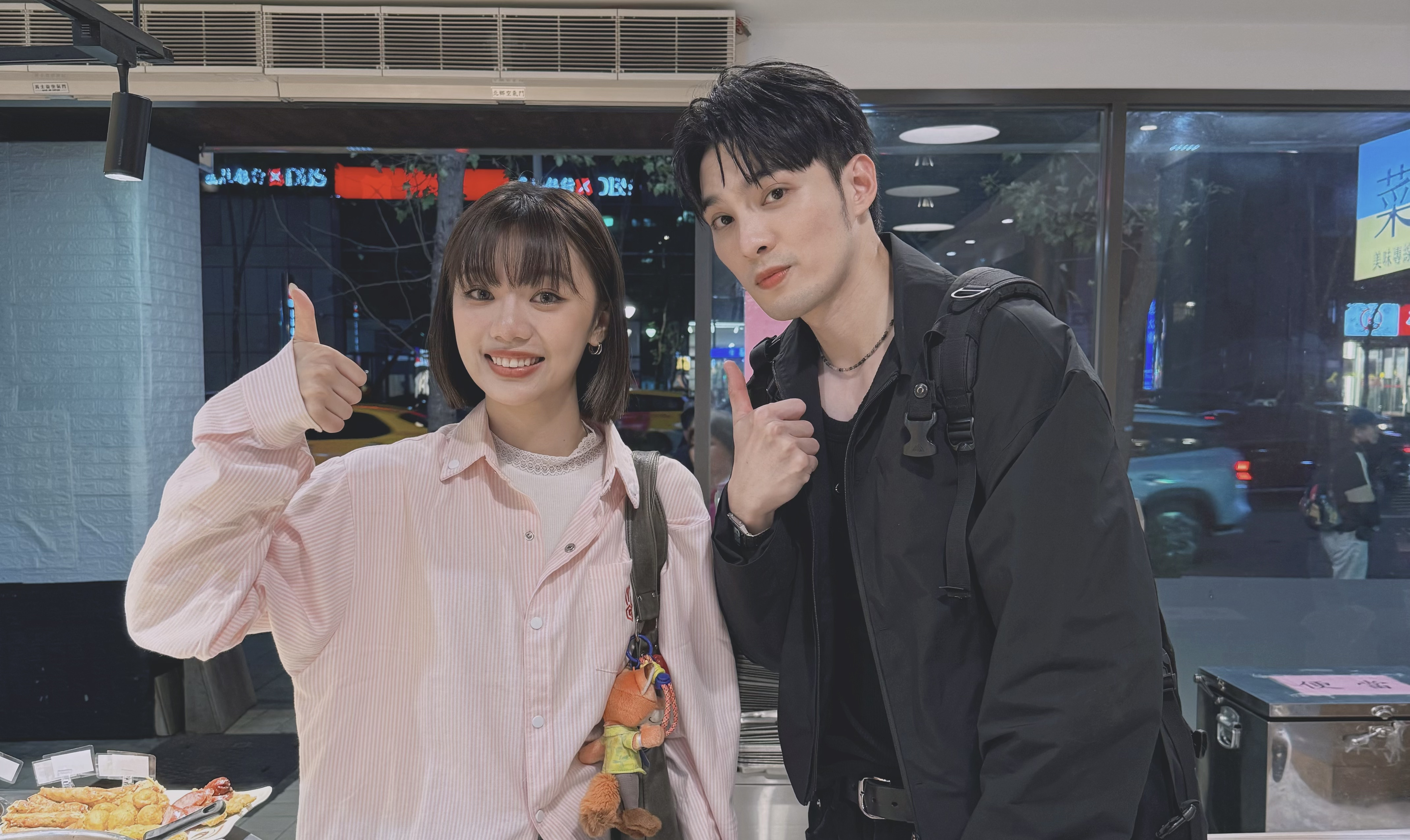 木木(林葦妮)挑戰廚房內場 熱油噴濺狂躲 黃偉晉煎雞腿排 竟然沒熟 木木(林葦妮)挑戰廚房內場 熱油噴濺狂躲 黃偉晉煎雞腿排 竟然沒熟