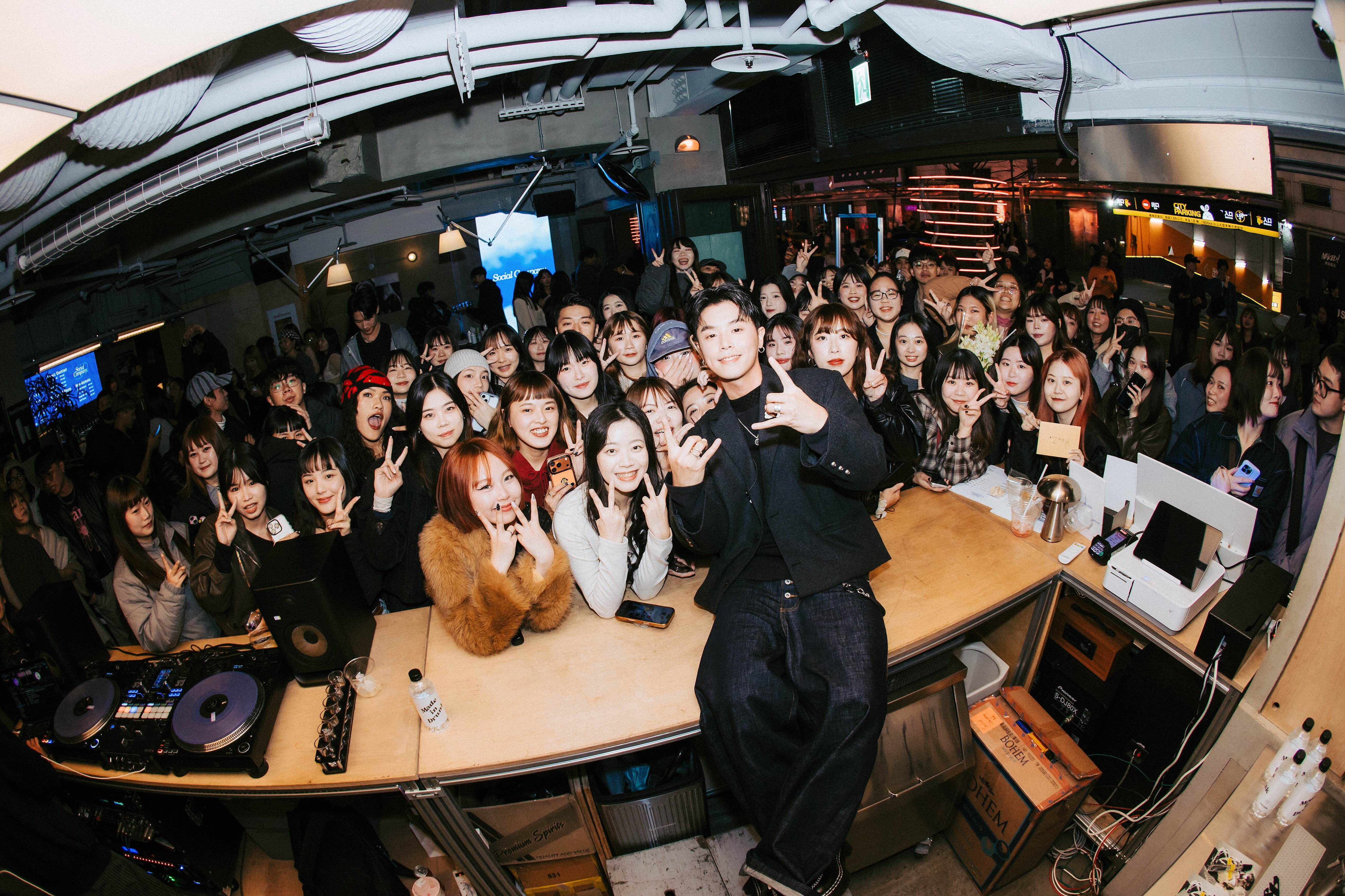 HowZ 攜專輯空降信義一級鬧區 親手調製香水加碼簽名現場送