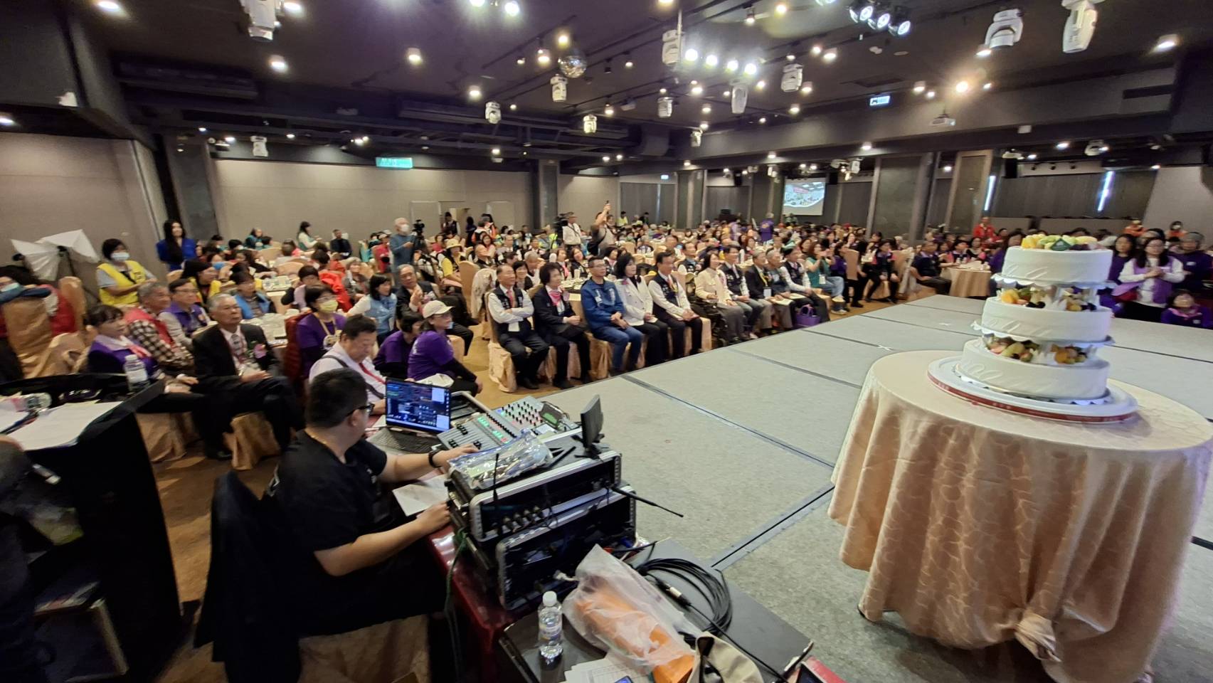 來自23縣市全國的生命線將近七百位志工齊聚一堂，參與今年度的志工年會及表揚大會。