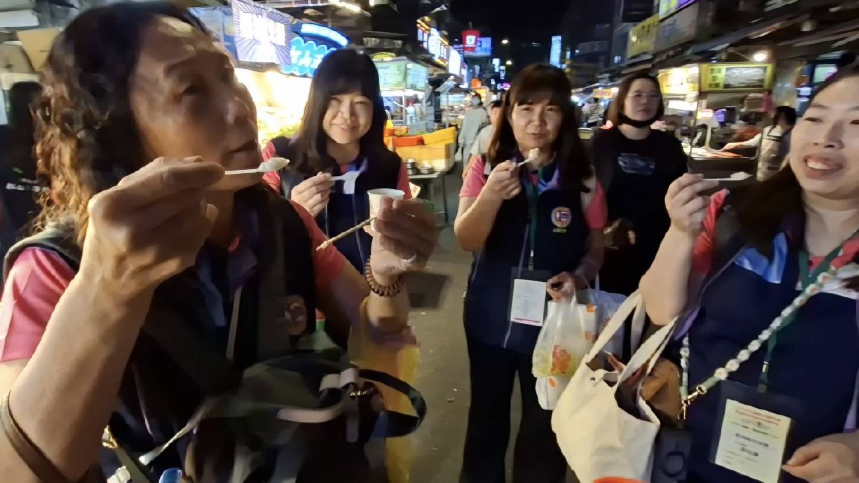 志工前往廟口泡泡冰攤位，開心的分享泡泡冰的冰涼滋味。