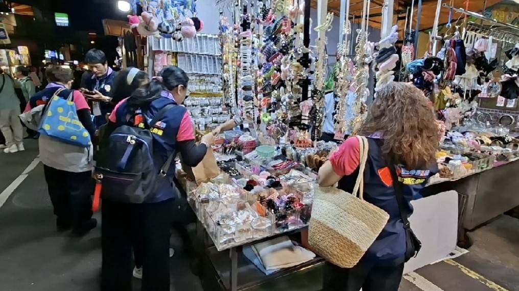 全國志工大會餐敘後，許多志工都前往基隆愛四路夜市及廟口大啖美食以及購物，欣賞基隆海洋廣場夜景。