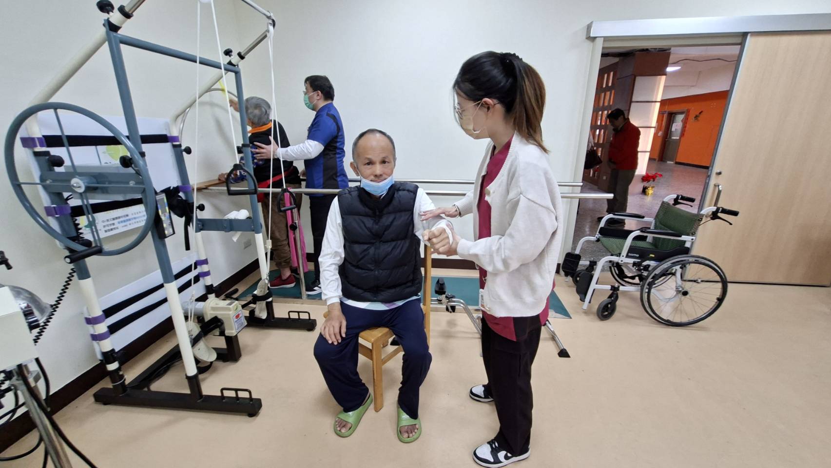 目前除了復健科醫師進駐，也會有職能治療師協助復健。