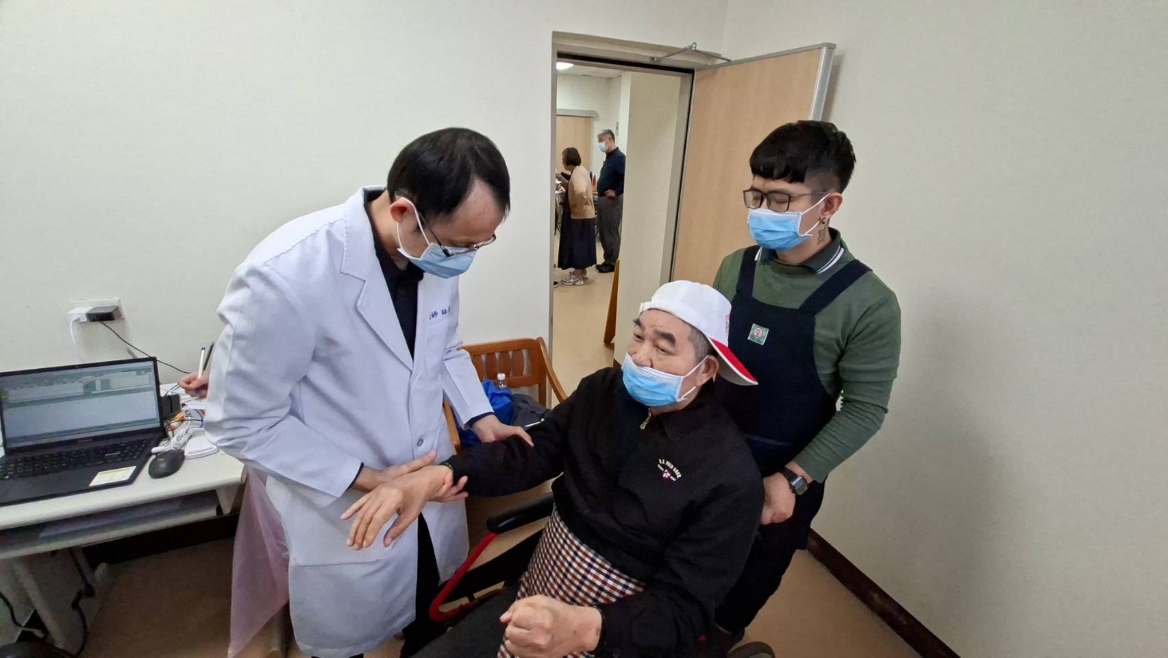 林志彥醫師細心地詢問長輩病況，為長輩復健治療。