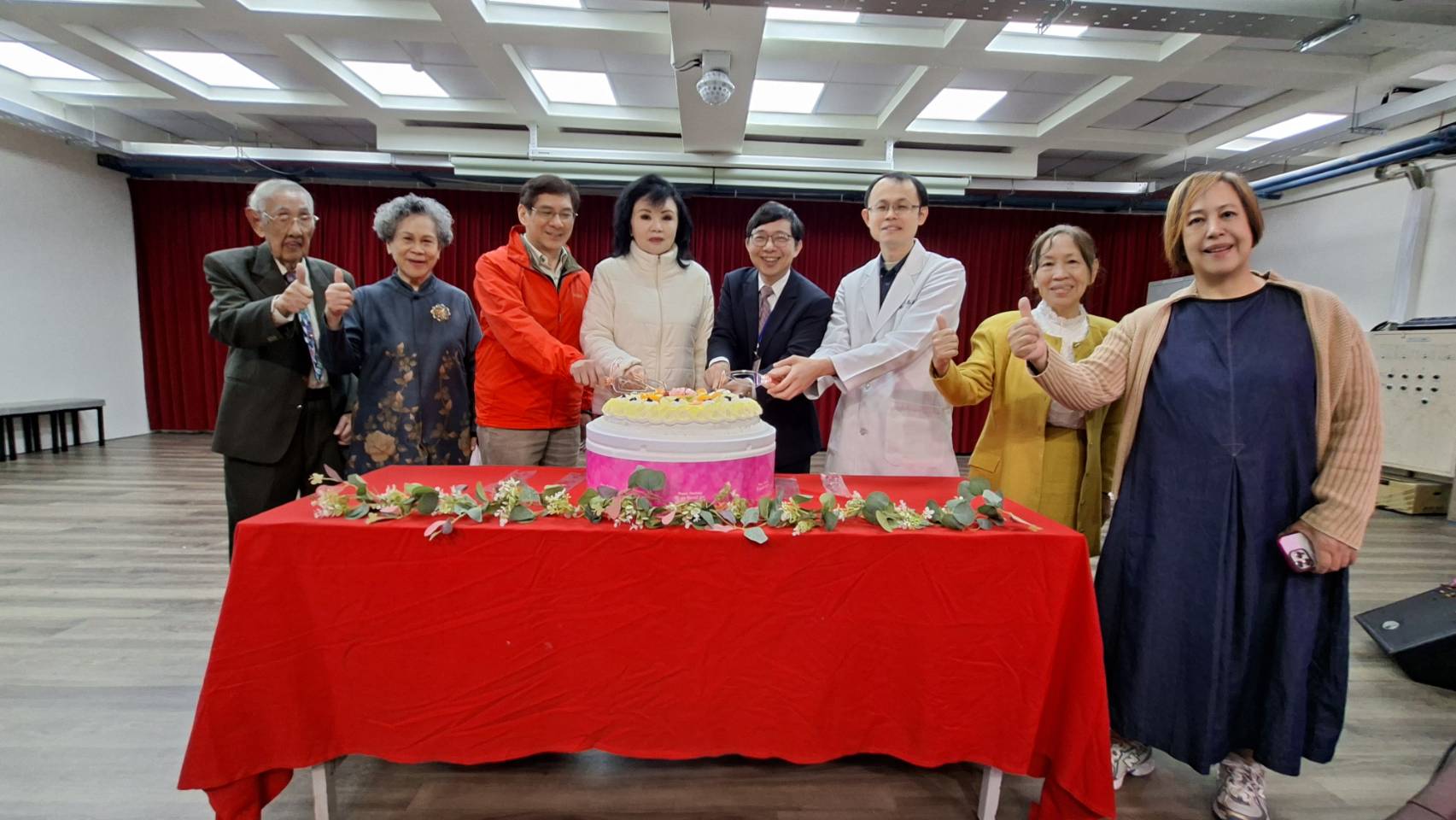 妮可美麗醫學事業集團總裁白右筠(左4)、基隆市私立博愛仁愛之家主任林慶隆(右4)、康沛診所復健科醫師林志彥(右3)、妮可美麗醫學事業總裁特助陳龍輝(左3)以及園區內長輩代表共同切蛋糕，象徵復健治療室正式啟用。