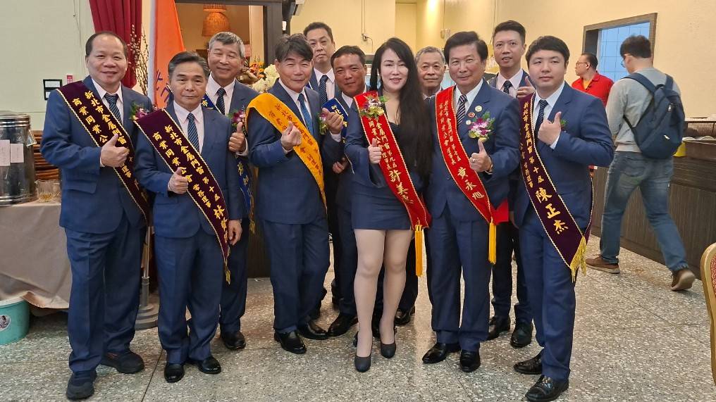 卸任的許美惠(右3)為公會創會以來首位女性理事長,率領第九屆理監事準備進入會場。