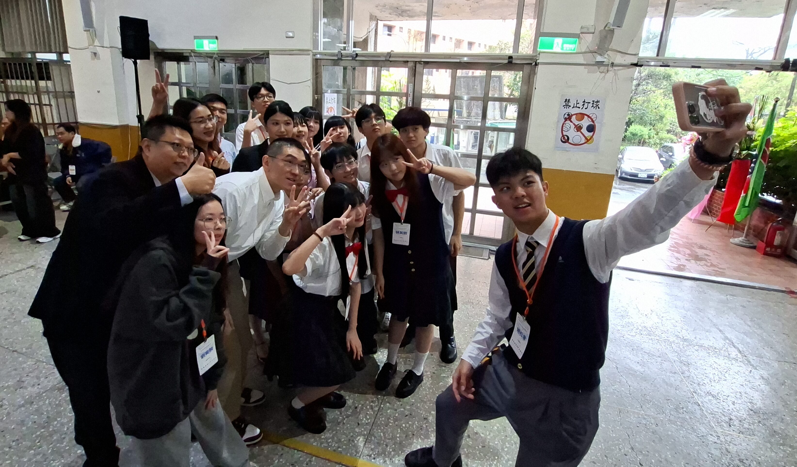 市長謝國樑受到學生的熱烈歡迎，並與學生自拍合照。