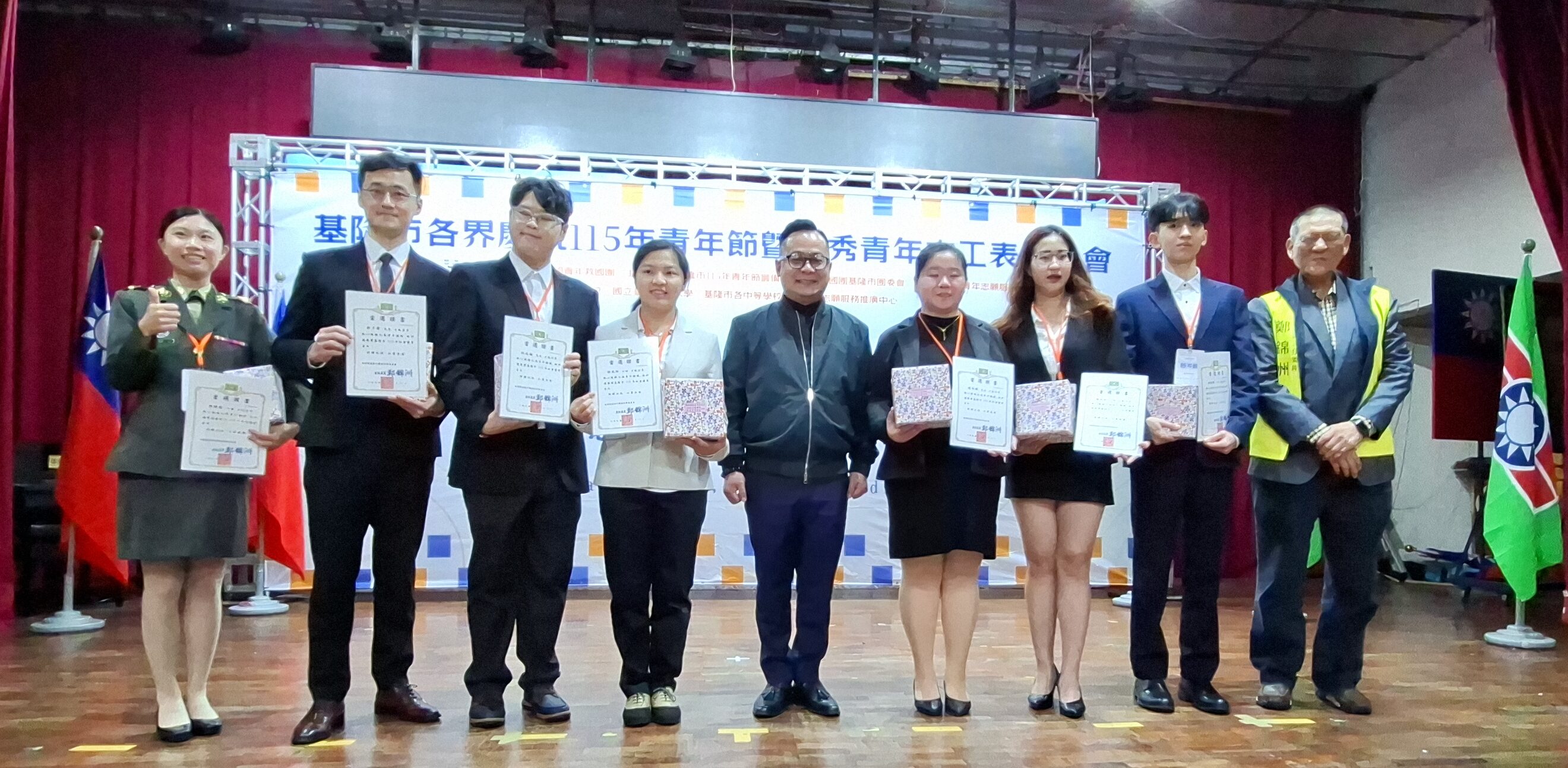 基隆市議長童子瑋位得˙獎的社會優秀青年一一頒獎，並與所有社會優秀青年合影。