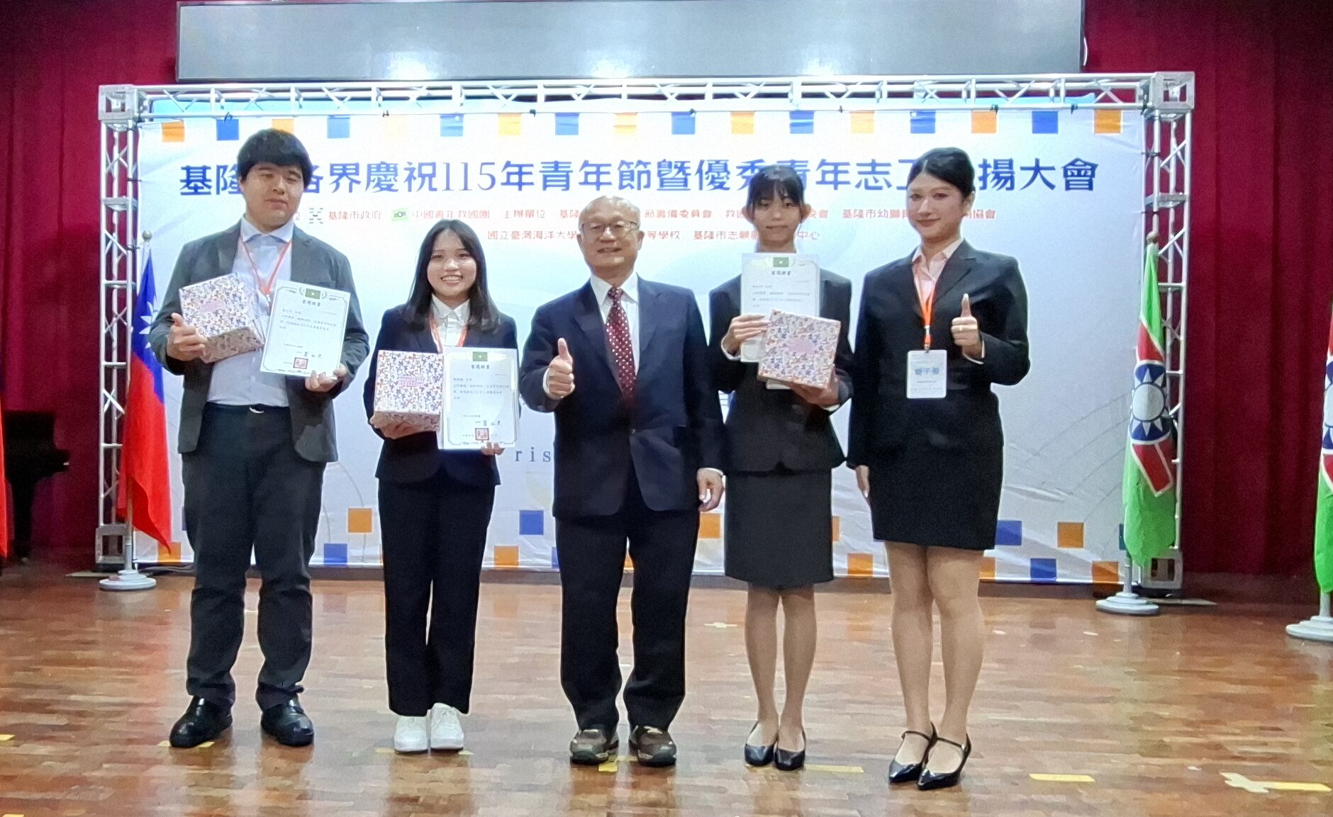 崇右影藝科技大學校長蕭源都(中)代表頒發大專優秀青年當選證書，當選的有國立臺灣海洋大學　黃右亨、國立臺灣海洋大學張珮綾、德育護理健康學院鄭至彤等三位同學。