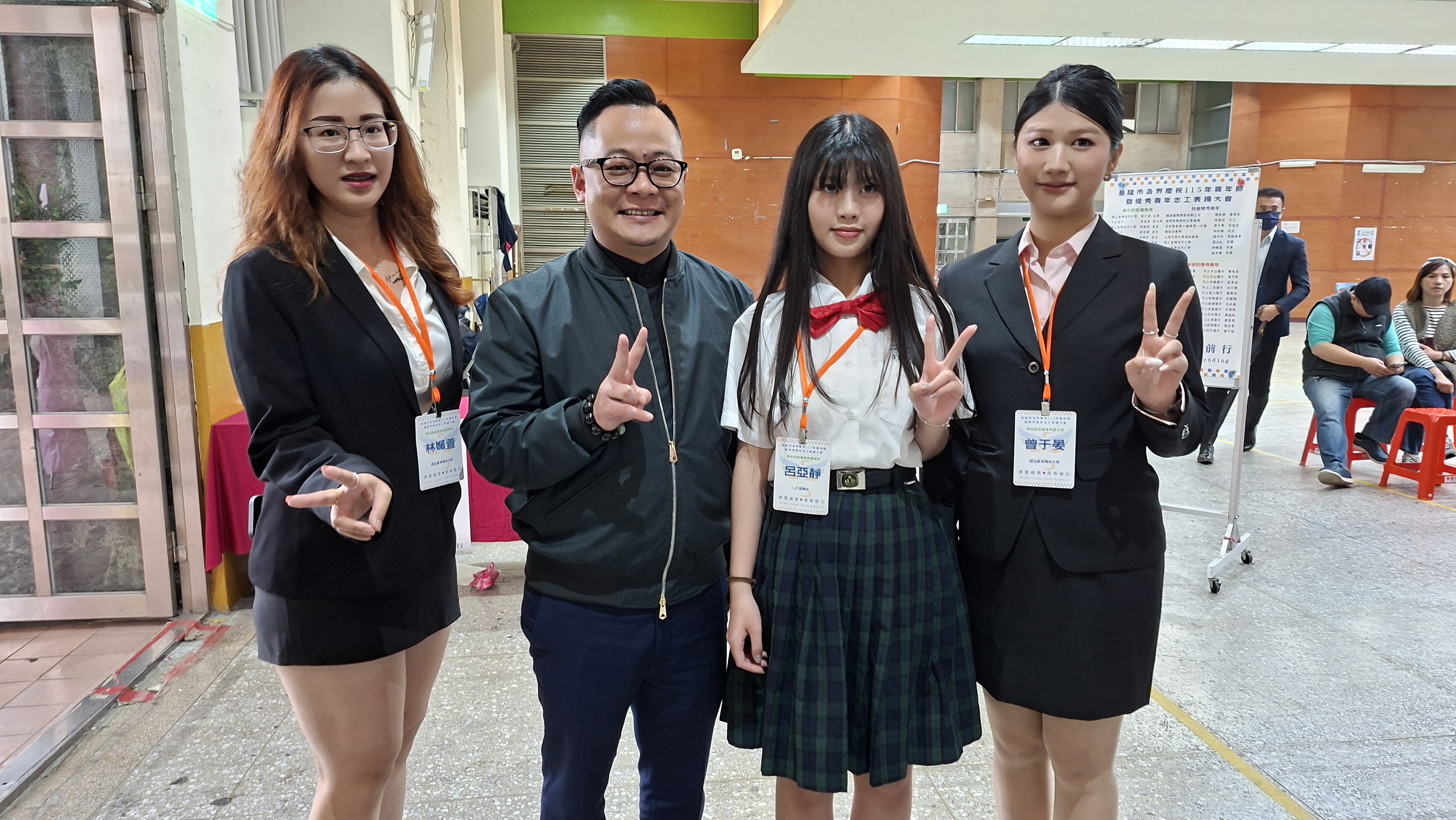 基隆市議長童子瑋也到場與學生互動並頒發當選證書給每一個青年學子。