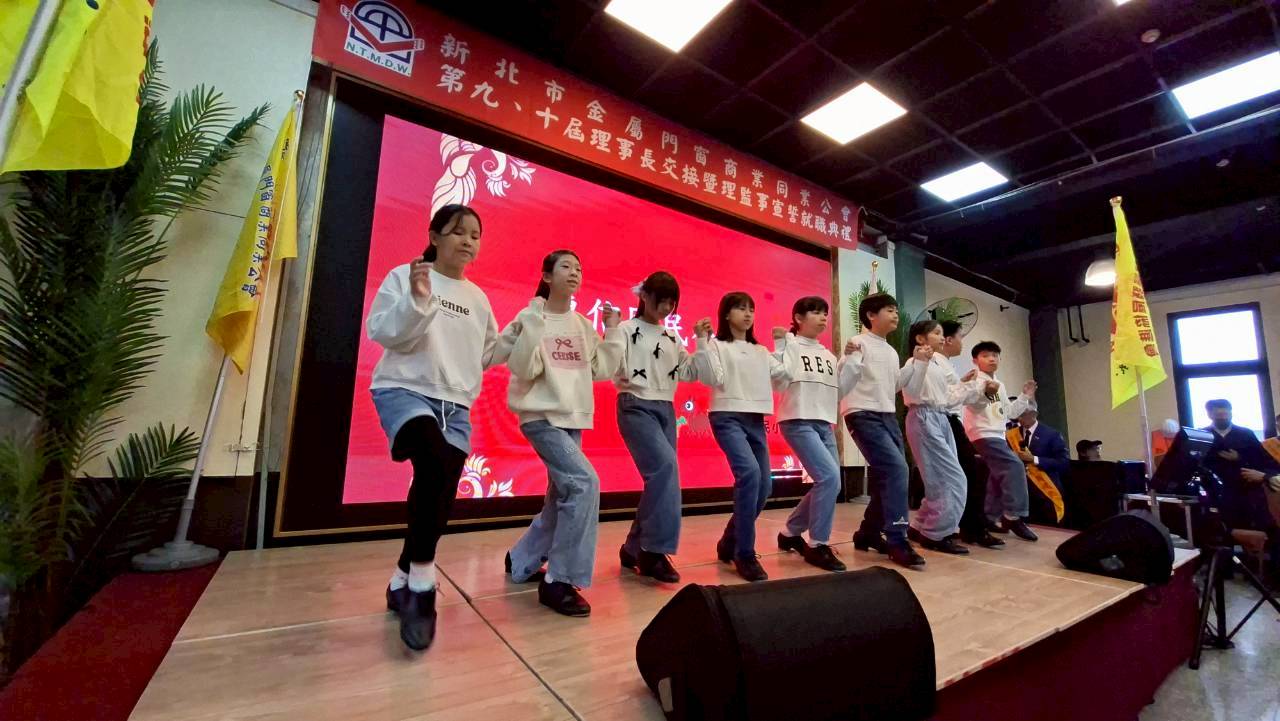 基隆市立東信國小學生帶來踢踏舞演出,為活動增添溫馨氣氛。