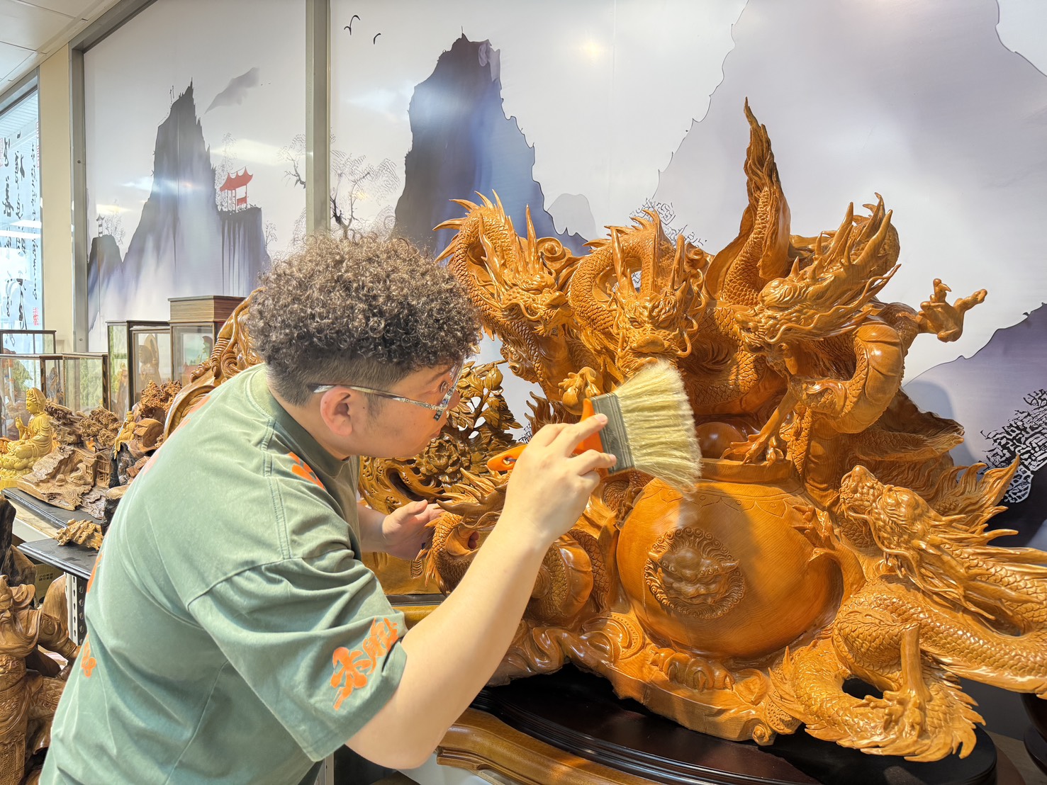 張言綸打造「綸比木雕直播」 以親力親為精神結合直播模式拓展木雕藝品市場