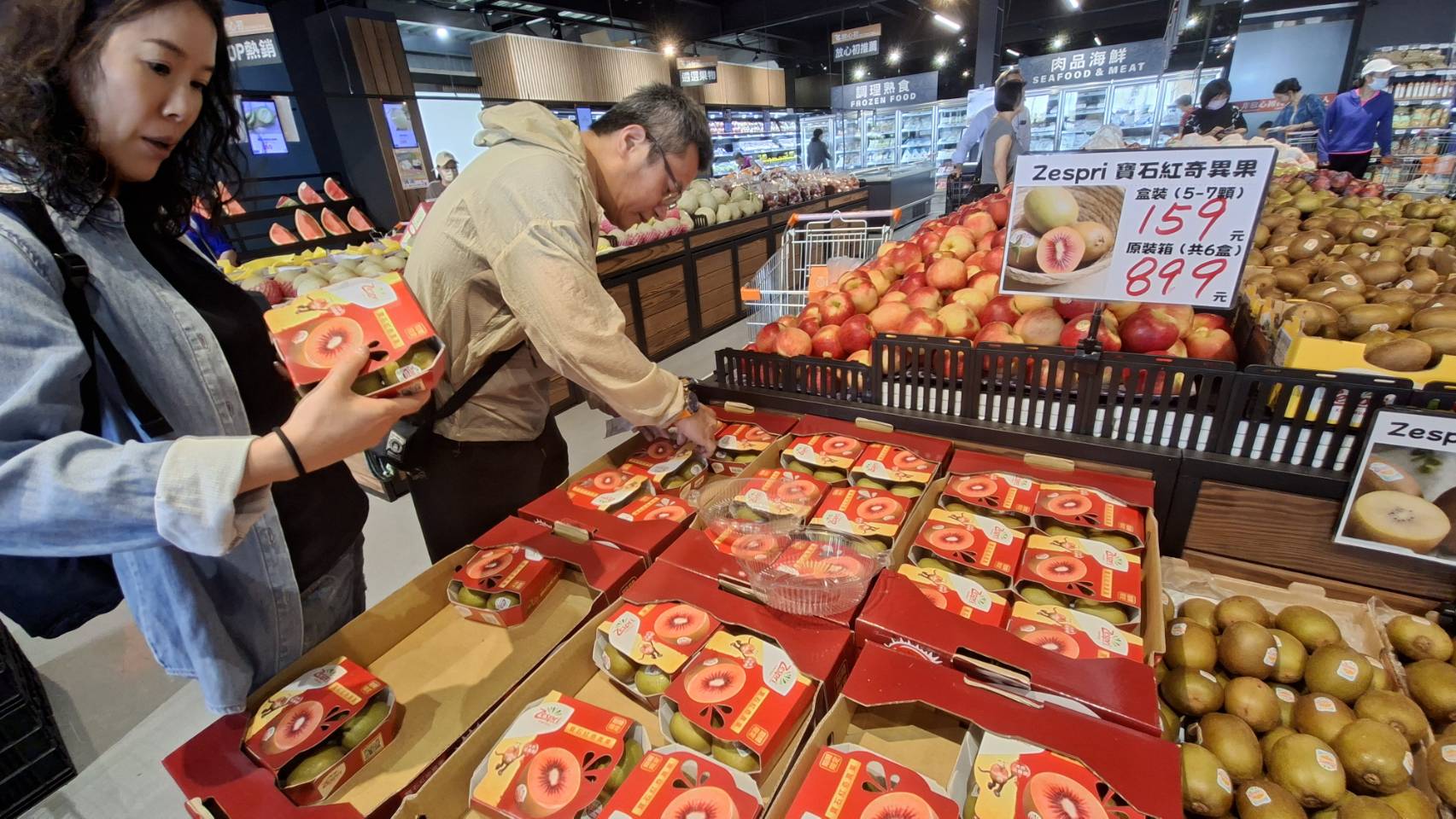 現場價位一目了然，您今天各餐，不用再跑三個地方，除了蔬果，放心初門市更像一間「微型生鮮百貨」， 新鮮蔬菜水果、冷凍肉品、海鮮、 台灣好米、乾貨、零食、 每日現做熟食（下班直接加菜超方便），對於每天要張羅一家人三餐的媽媽來說，一次買齊、少跑幾趟，就是最實在的幸福。