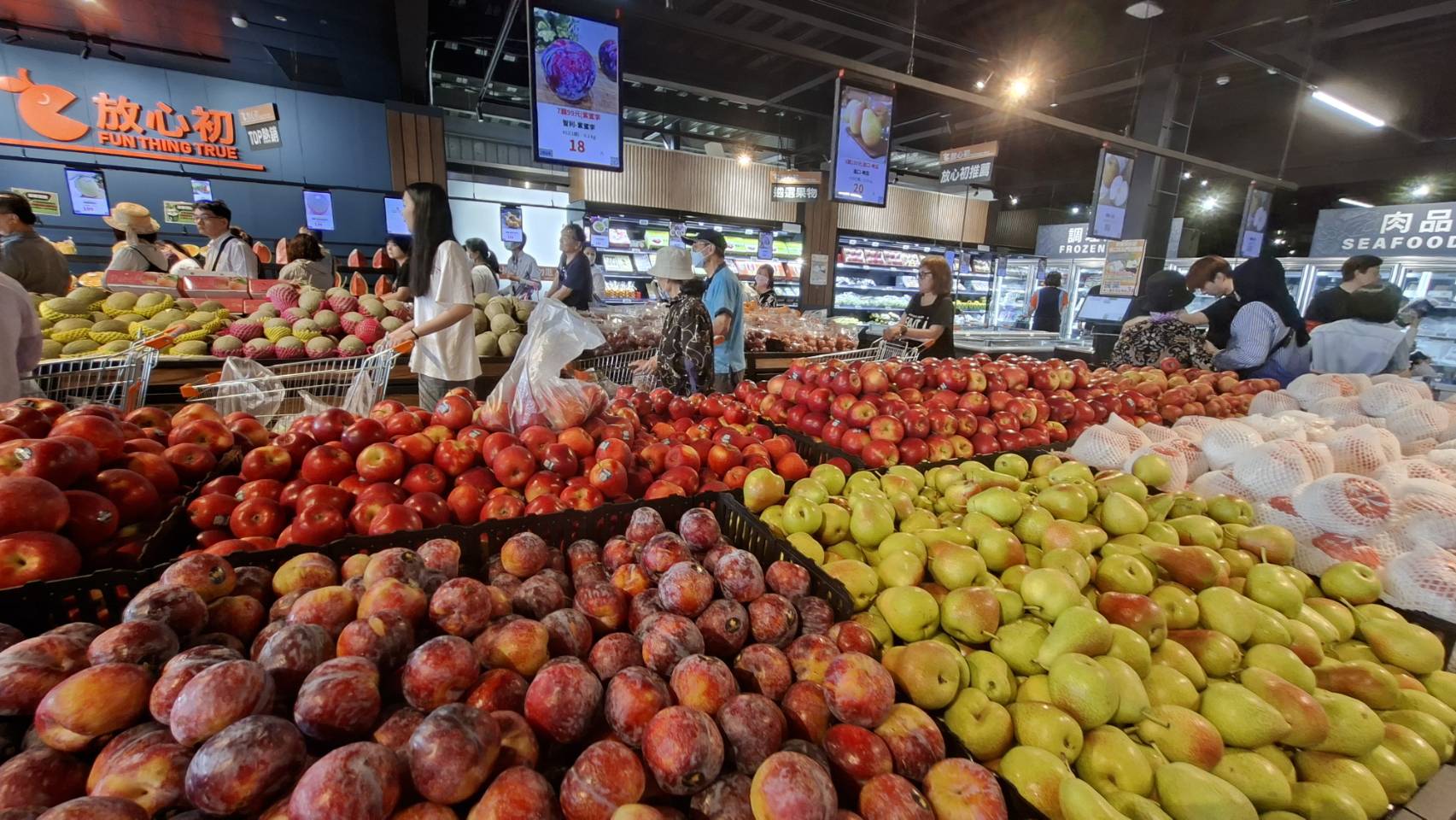 「一分錢一分貨，但要讓客人覺得物超所值。」 同樣品質，價格更親民； 同樣價格，品質再好一點，這樣的理念，也讓他從市場攤販，發展到如今橫跨電商與實體門市的蔬果品牌。