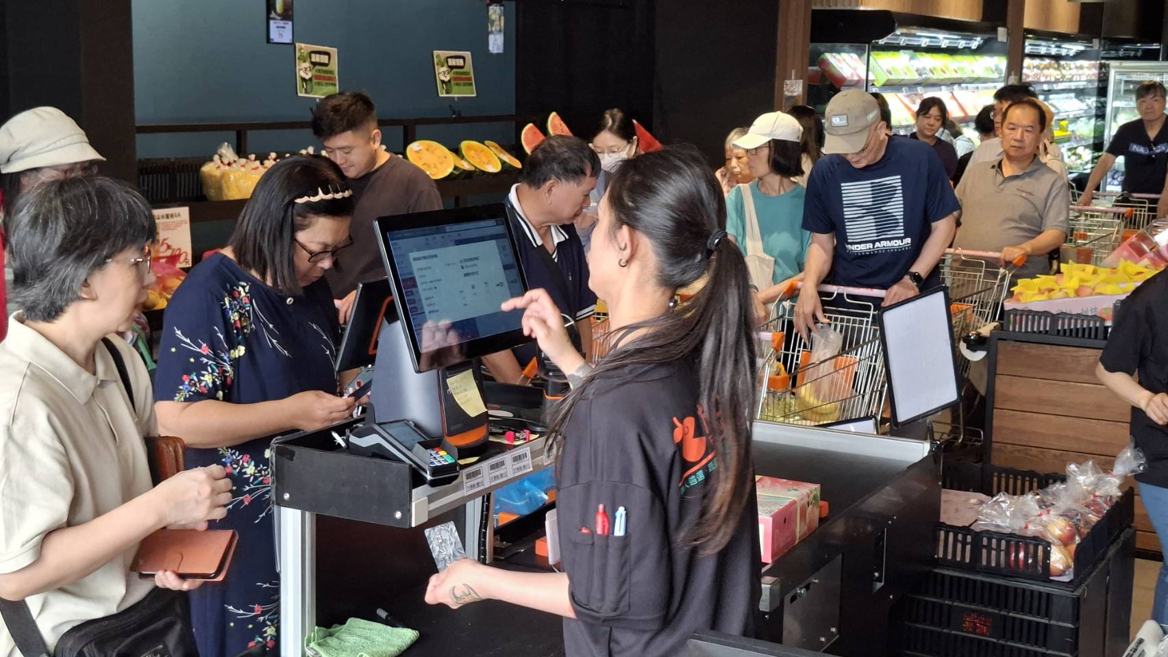 四條結帳路線，刷卡、現金都可以，忙到沒時間買菜？除了門市，放心初也同步提供， 雙北6小時快速配送， 官網／APP下單、 LINE社群每日優惠通知，不論是臨時缺食材，還是懶得出門，在家就能把整桌菜準備好。