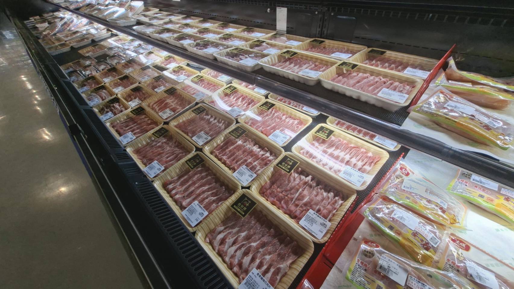 現場也可以購俖到來自雲林的香草豬，這是由生物科技公司以獨家技術，利用天然草本植物作為飼料添加物培育的高品質豬肉，具有肉質甘甜、肉香濃郁且帶有淡淡香草風味的特色。該品牌嚴謹把關生產管理，提升豬隻免疫力，並透過學術支持證明其為優質美味的頂級台灣肉品。