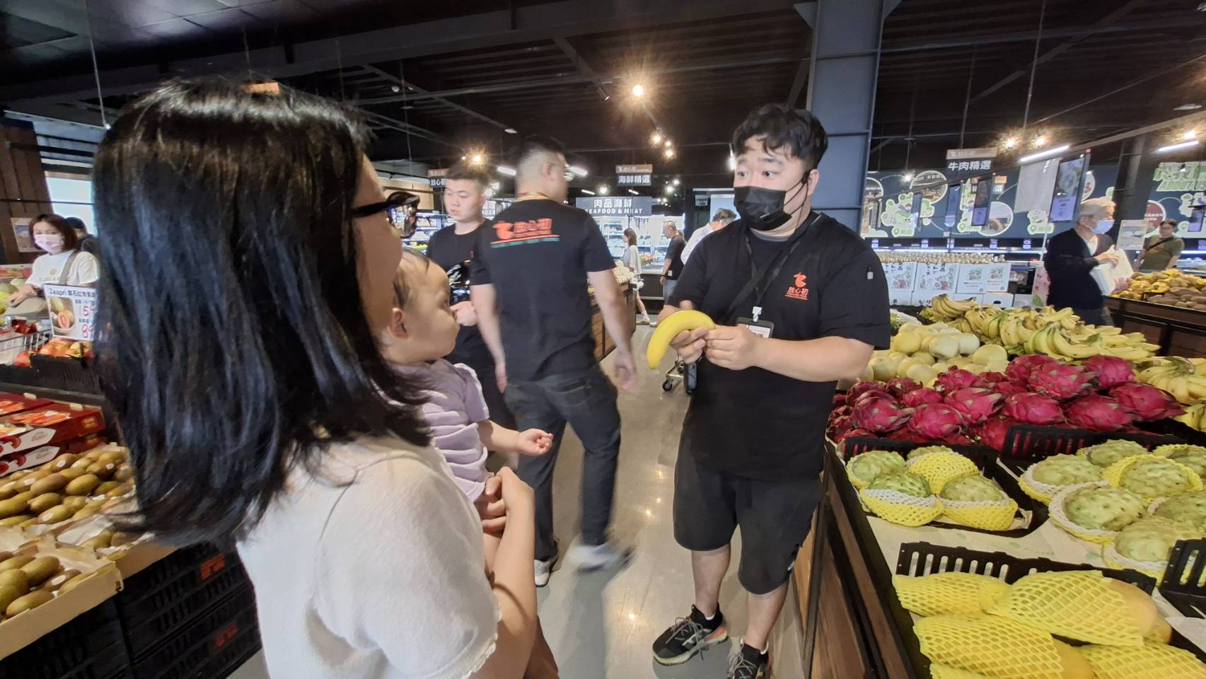 現場也有許多店員熱心為您解說服務，讓消費者不用趕時間、不用比價，也能輕鬆買到安心又新鮮的好食材。
