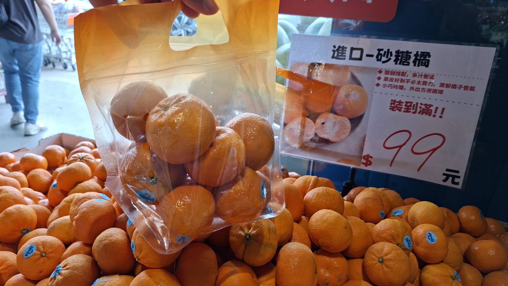 買菜也能有「挖寶感」！現場不定期推出各種超接地氣優惠，還有試吃， 買一送一（常態驚喜）、 99元裝到滿（袋子裝滿自己帶回家）、 下班限時折扣（晚來更便宜），滿意再購買。