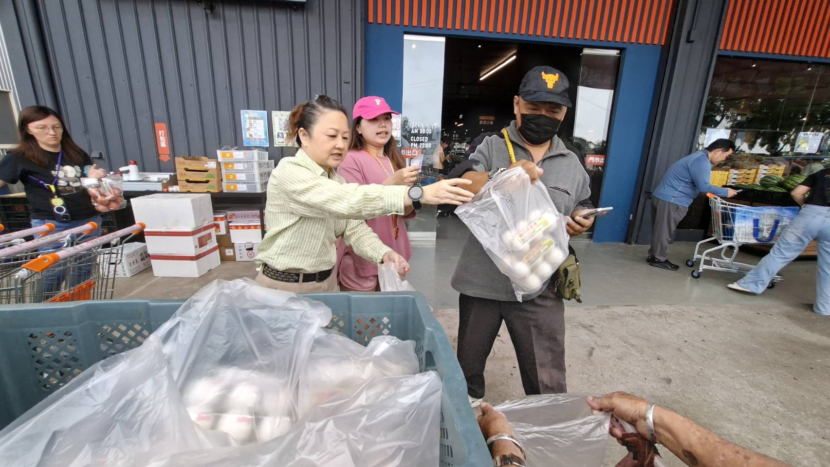 深受雙北家庭喜愛的生鮮品牌「放心初蔬果網」，正式進駐林口，於文化北路與仁愛路開設門市，為慶祝 4/16文化北路林口店開幕期間，消費滿399元就送洗選蛋6顆2盒，送完為止。