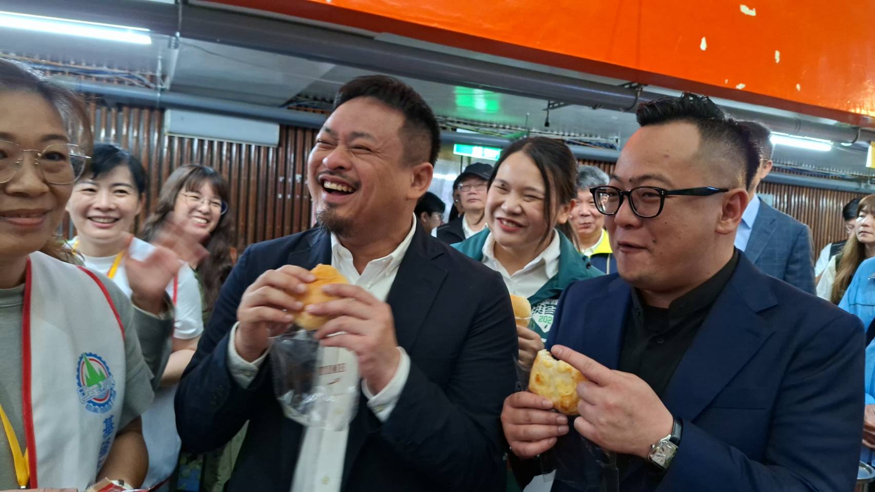 勞動部長洪申翰一一與廠家慰勞並分享各項成果。