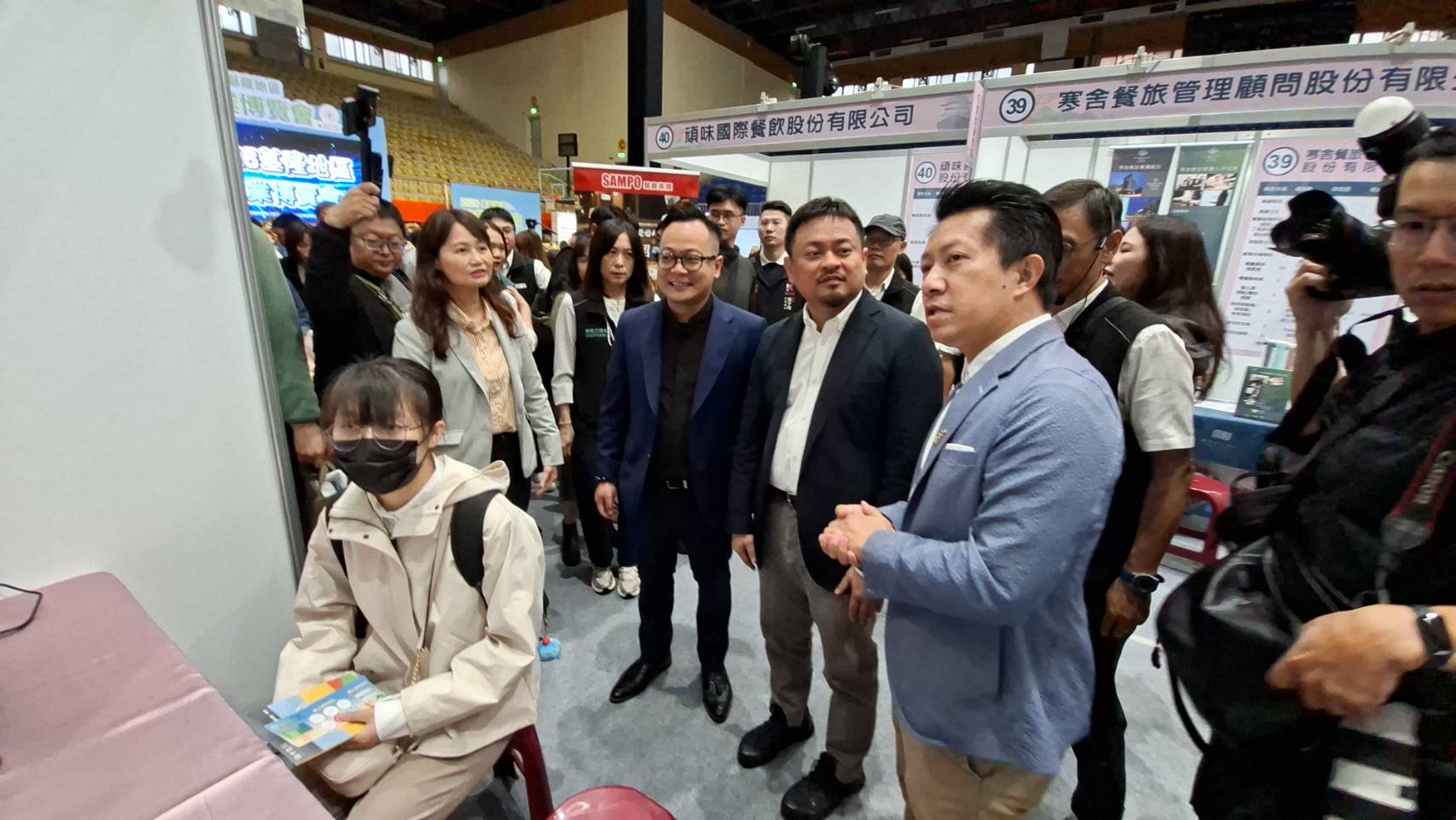 基隆市議長童子瑋陪同部長逐一走訪攤位，關心企業招募情形及就業市場需求。現場亦有基隆市總工會分享勞工培訓成果。