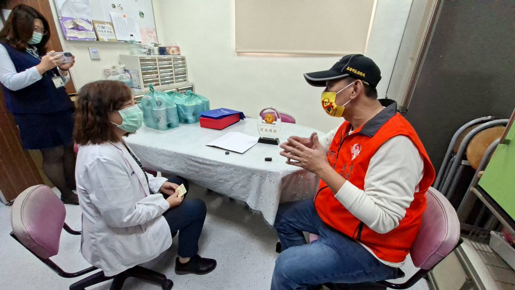 基隆市義消總隊顧問團團長何沛紳(右1)親自到醫護站，表達對醫護人員的辛勞與溫暖照顧感念在心。