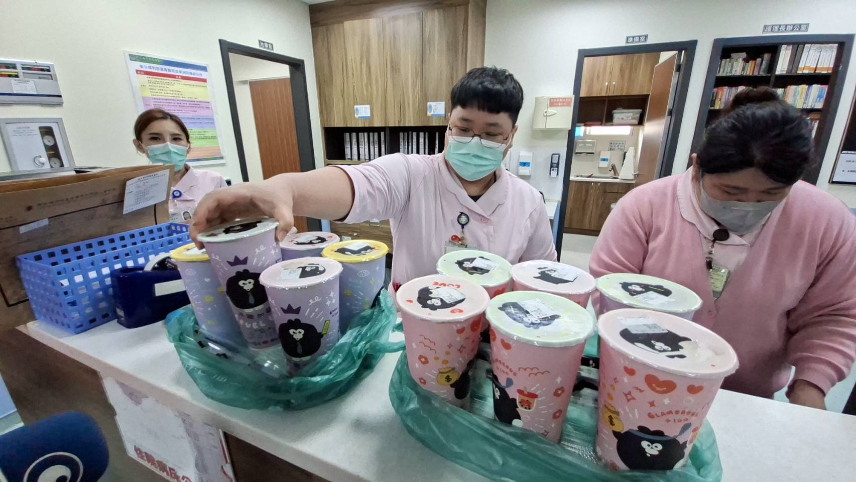 送上的一杯小小手搖飲料，不僅僅是飲料，更代表了無聲的感謝，還有對醫護人員的支持與體諒，體現「視病猶親」的服務態度得到最直接的溫馨回饋。