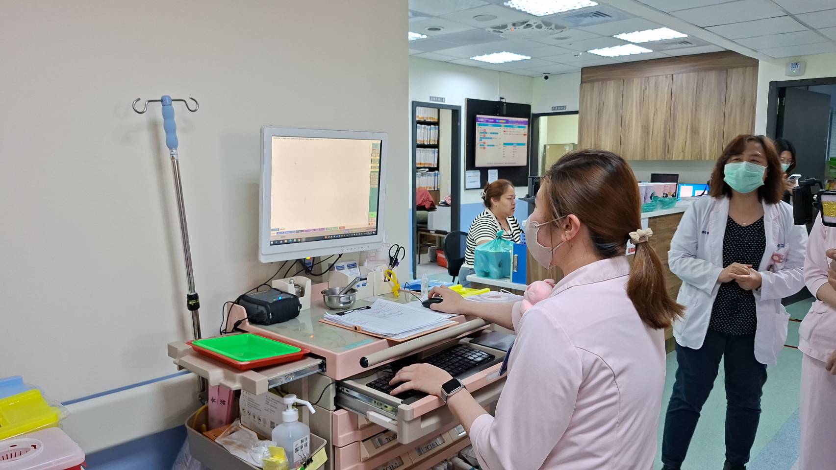 儘管面臨護理人力不足、工作負荷過重等嚴峻挑戰，許多醫護人員依然堅守崗位，努力以專業與同理心照顧病人。