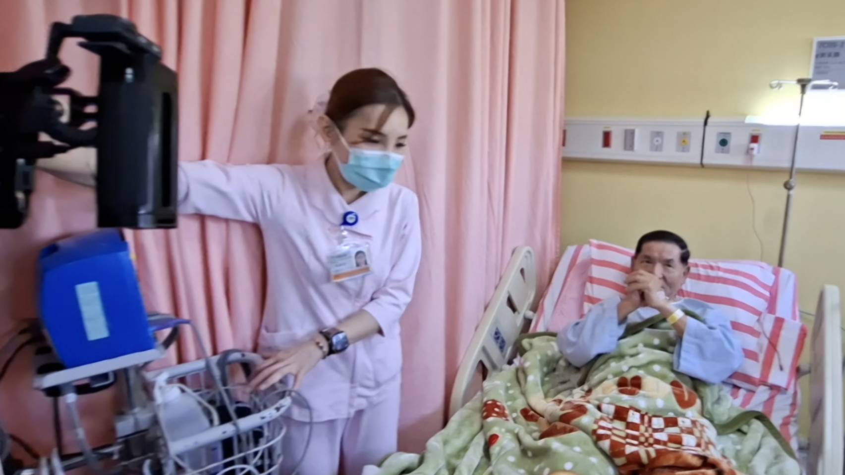 7C病房護理長吳緯亭謙虛表示，儘管目前醫護人力確實面臨壓力，但照顧好每一位病患是醫護人員的本分，「我們都把病人當成自己的家人，希望他們能早日康復」，並強調團隊只是盡好職責，不敢居功。