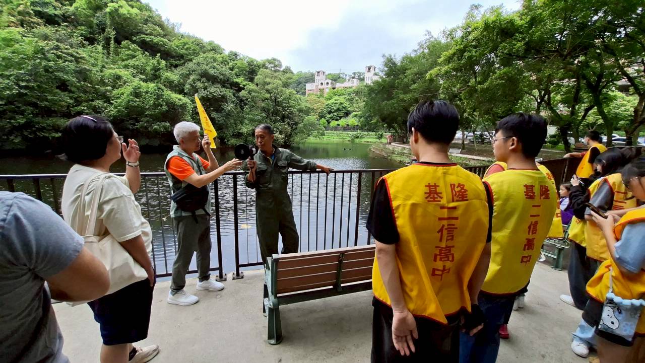 五福里里長舒瑞利帶領同學導覽講解舊稱為「坑頭埤仔」的金龍湖，是一座隱身於住宅區旁的天然湖泊，以豐富的蜻蜓生態與靜謐的湖濱步道聞名，更讓同學邊走邊觀賞環島步道的花草樹木，讓同學享受都市叢林裡的芬多精以及自然教學。
