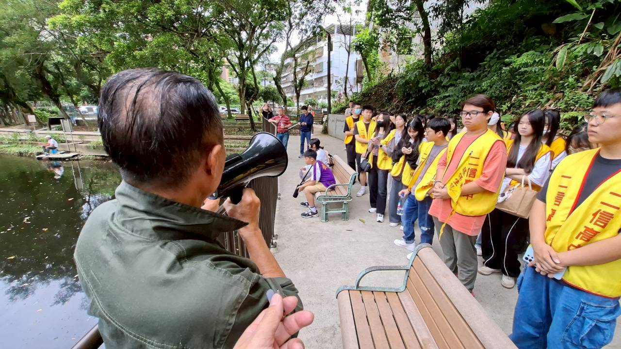 學生全程參與這次的活動，以實際行動宣導「垃圾不落地、社區更美麗」，展現守護環境、淨化家園的決心。