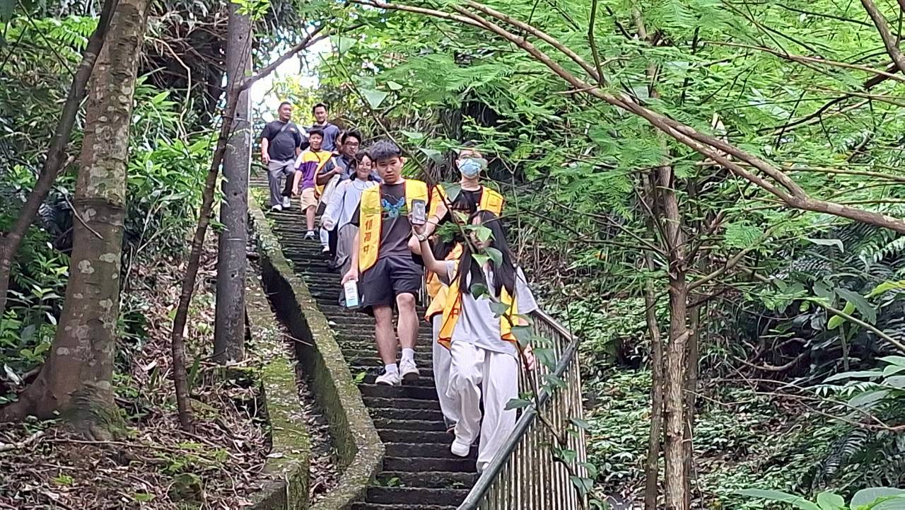 已經 從事教育34年的宋吉清老師親自帶領學生走進社區。