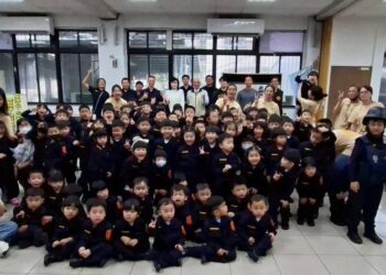 萌翻警局！ 母親節前夕幼童化身警察學守護與自保