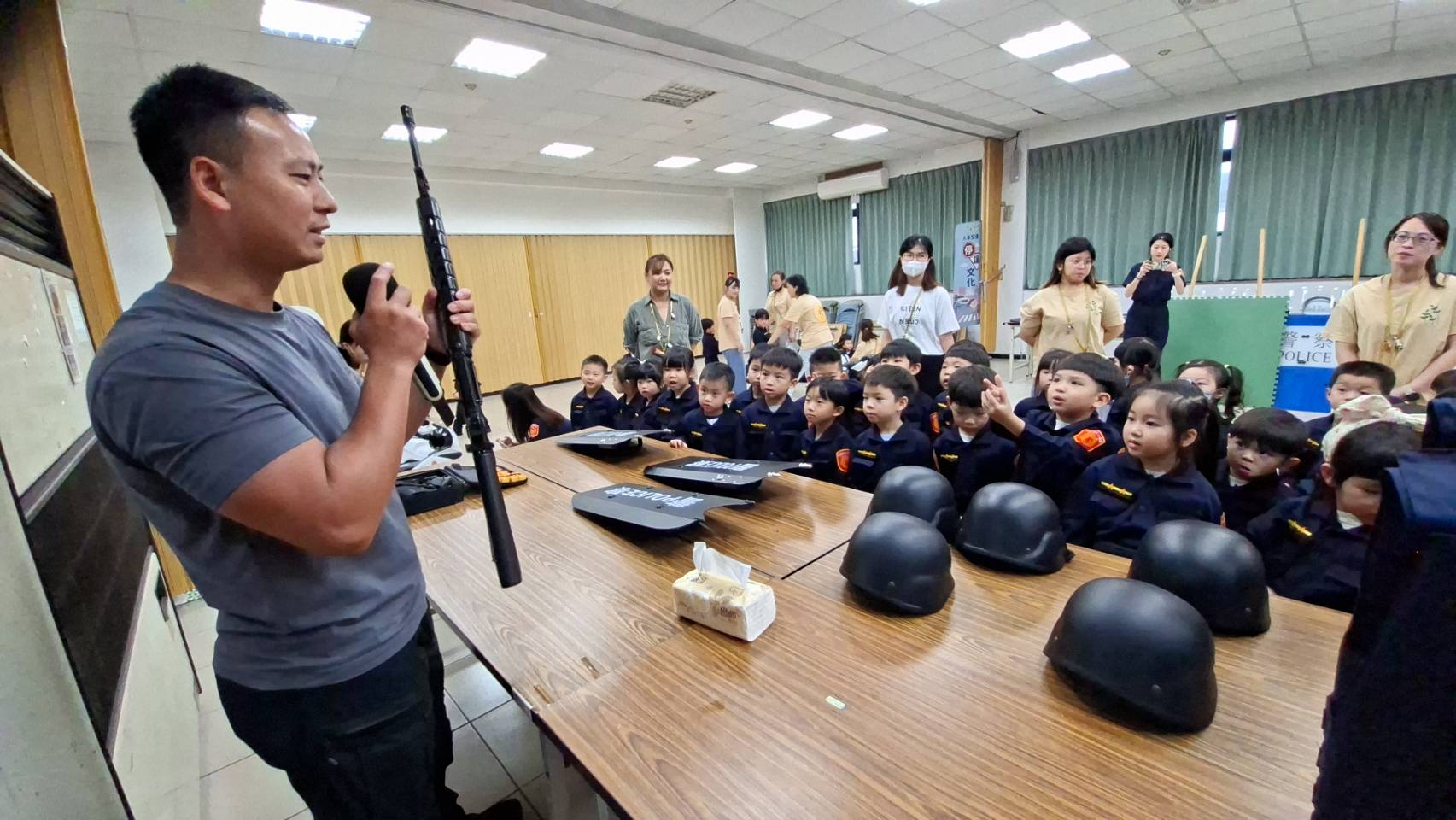 過程中，孩子們專注聆聽、踴躍發問，展現出滿滿的好奇心與學習熱情。