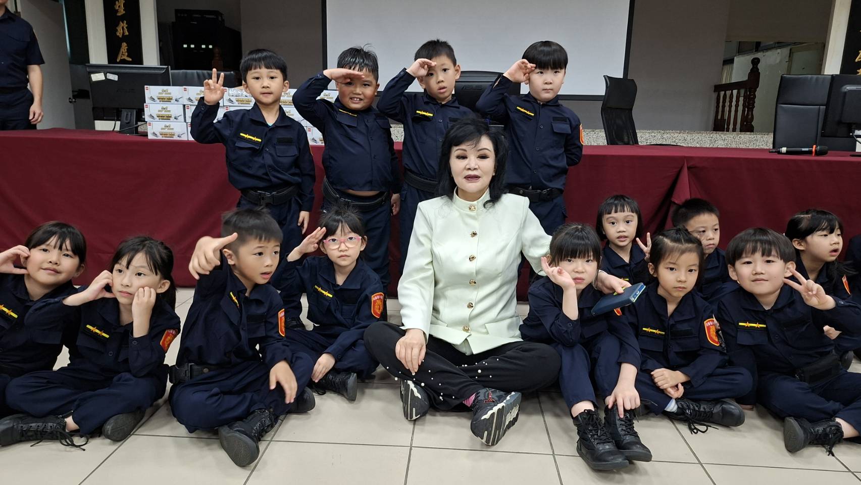 孩子們穿上專屬訂製的兒童警察制服，化身一位位帥氣又可愛的「小小警察」。