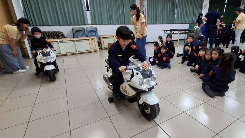 幼兒園的小朋友體驗迷你版警用電動機車。