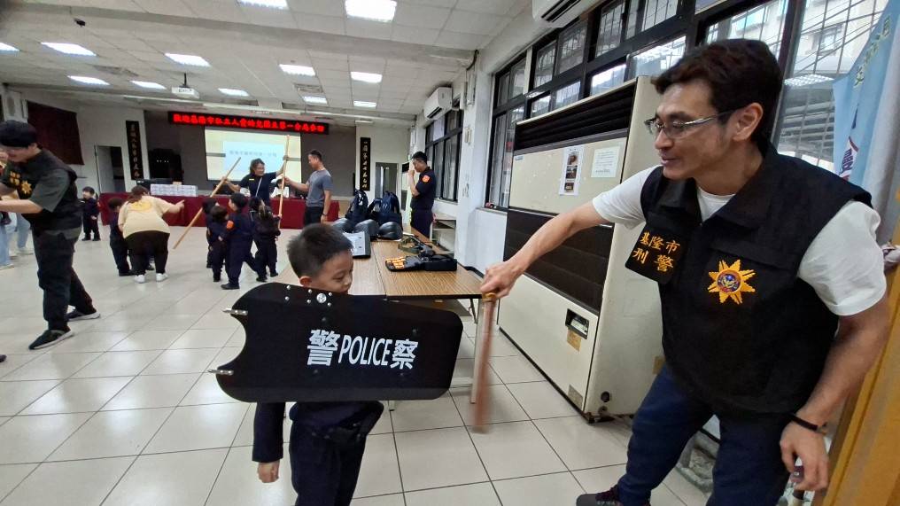 小朋友一一體驗及配戴警用配備以及防護器材。