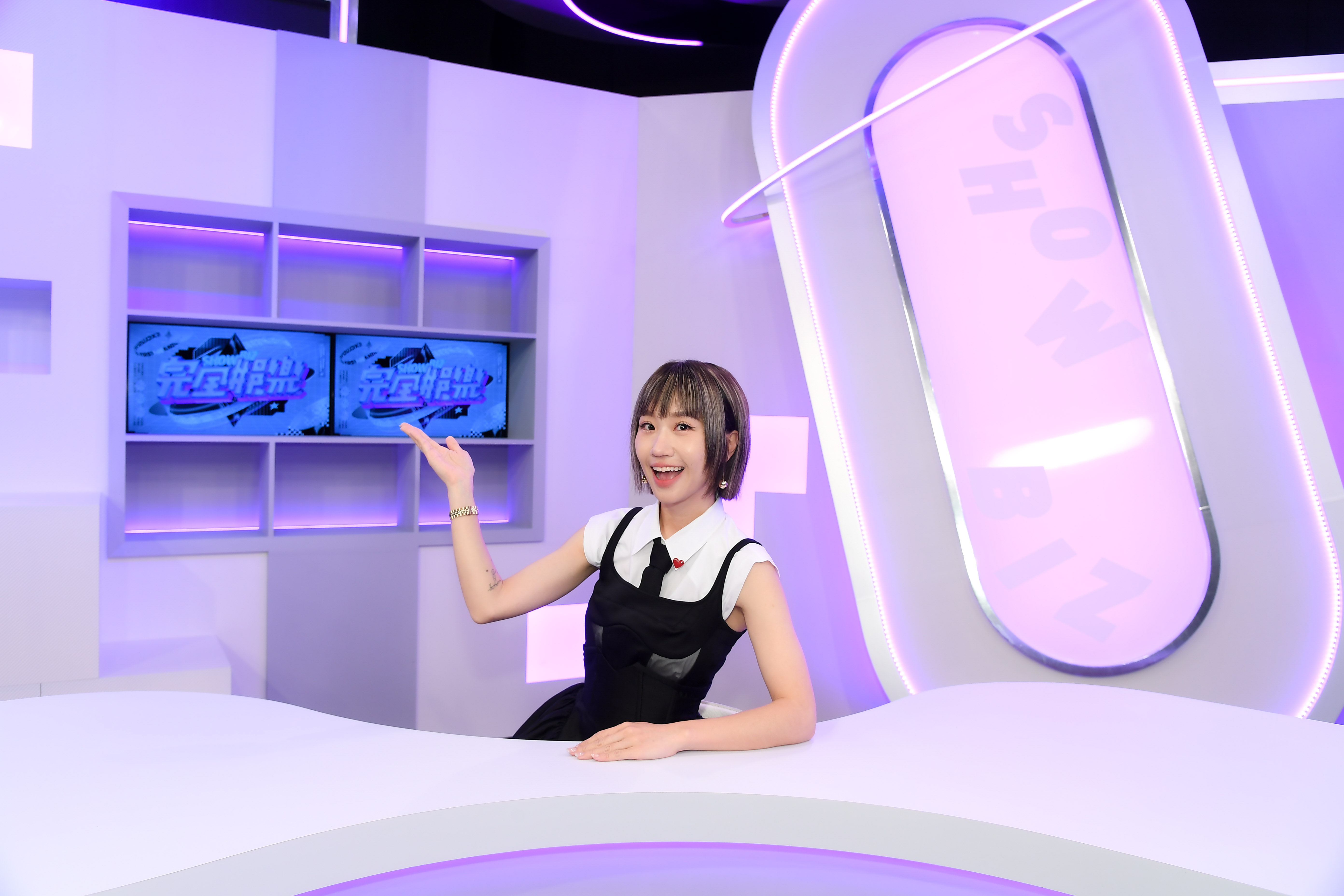 《完全娛樂》30周年後強勢回歸 Lulu 接主持棒每週三、四晚間10點播出