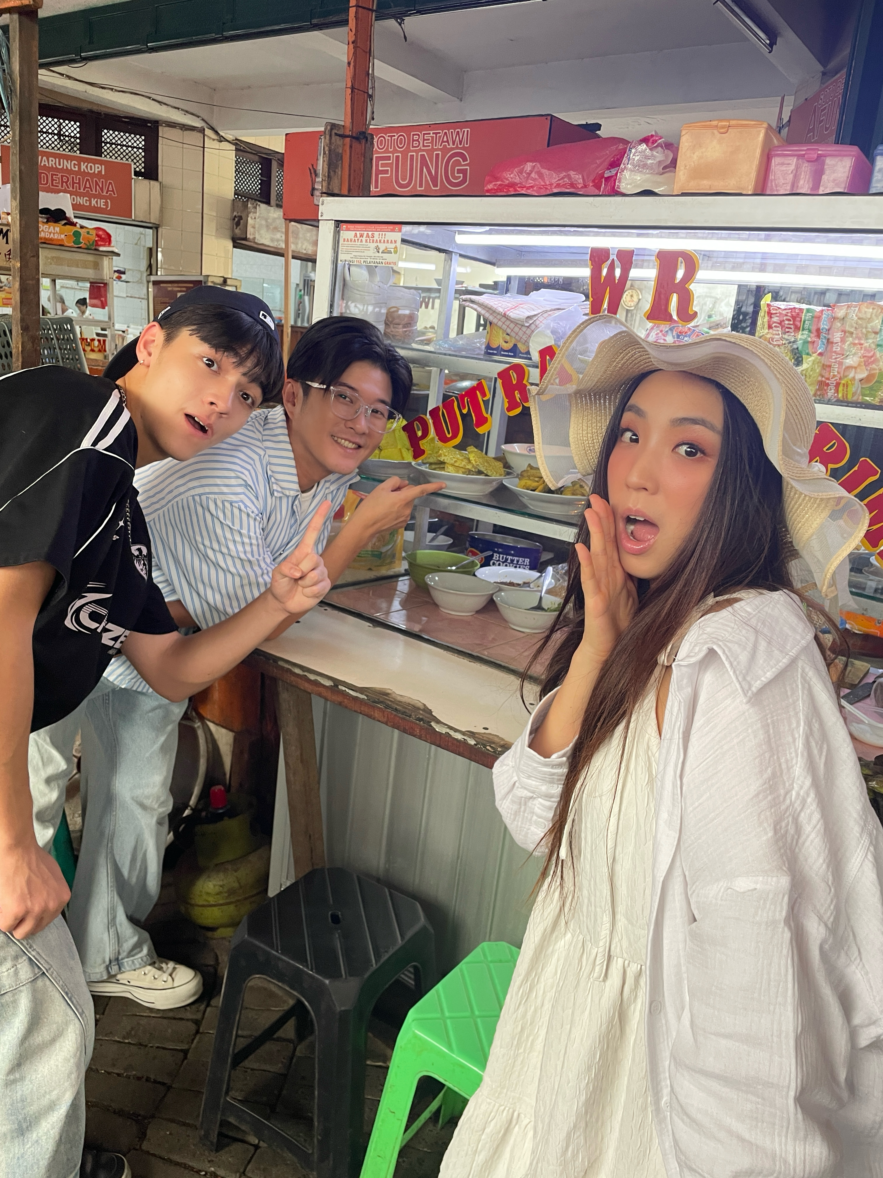印尼美食特搜笑料連發 梁舒涵卡關海關 顏永烈驚喊 Dylan 像親兒