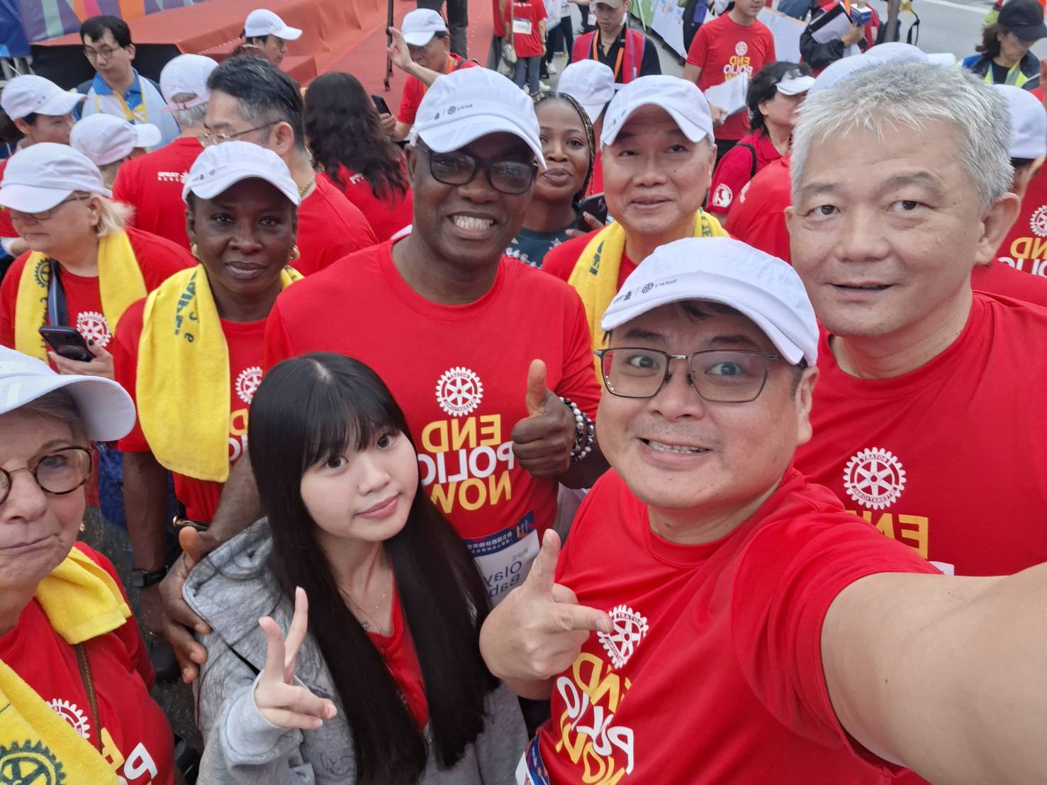 參加國際扶輪社年會路跑活動，與被選為2026-27年度國際扶輪社長奧拉英卡．哈基姆．巴巴羅拉(第二排左2)與夫人普雷芭(Preba)(第二排左1)一起合影。