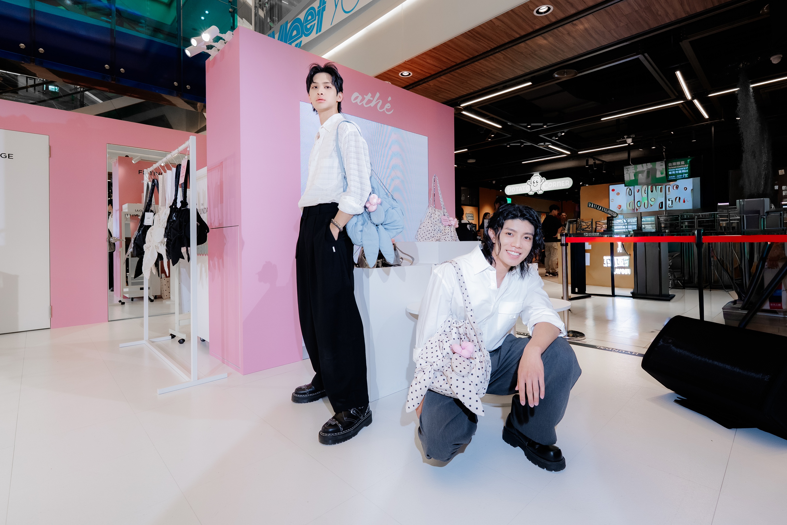 FEniX 夏浦洋韓系時尚女包上身「夢幻情人」偕同陳峻廷化身「最帥帶貨男神」