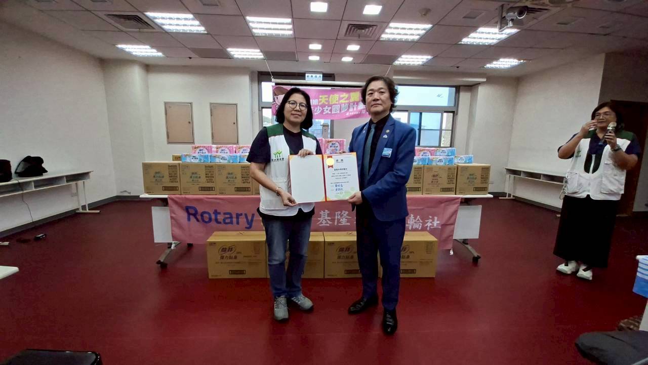 基隆市家扶中心主任黃詩文(左1)頒發感謝狀給基隆永昌扶輪社林純平(右1),感謝扶輪社對於青少女的支持行動。