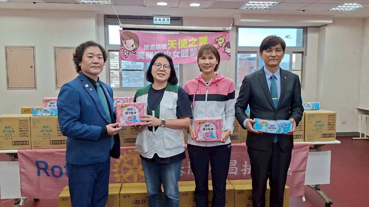 永昌扶輪社長林純平(左1)代表社員們捐贈給基隆市家扶中心由主任黃詩(左2)文代表接受,同樣是社友的市議員陳宜(右2)家扶中心委員洪啟峰(右)1陪同。