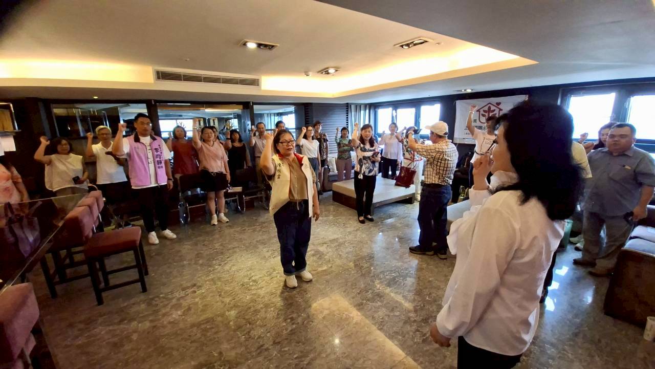 上禾國際永續關懷協會志工團團長陳秋雲帶領42位志工宣示，理事長白右筠見證。