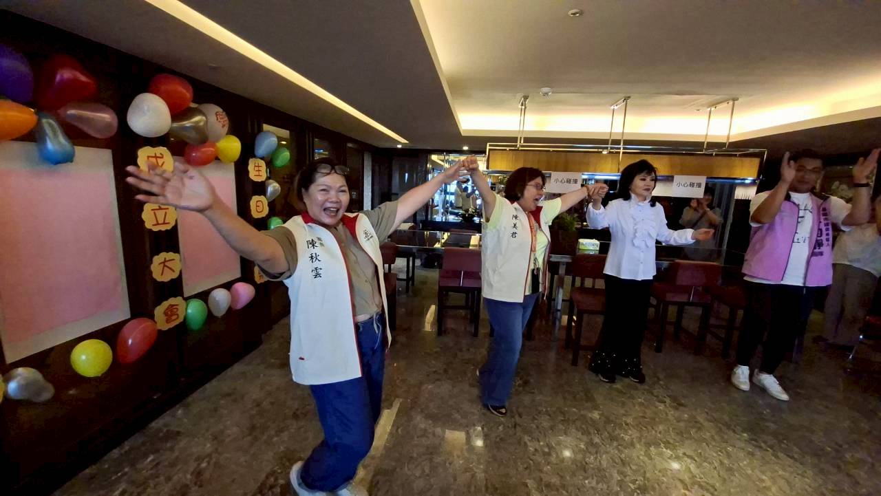 現場志工也一起手牽手高歌經典兒歌「當我們同在一起」，象徵大家同心服務。