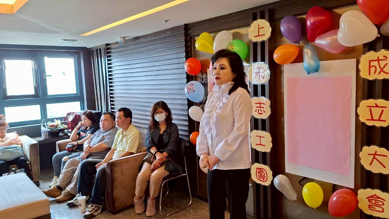 創會理事長白右筠現場致詞。