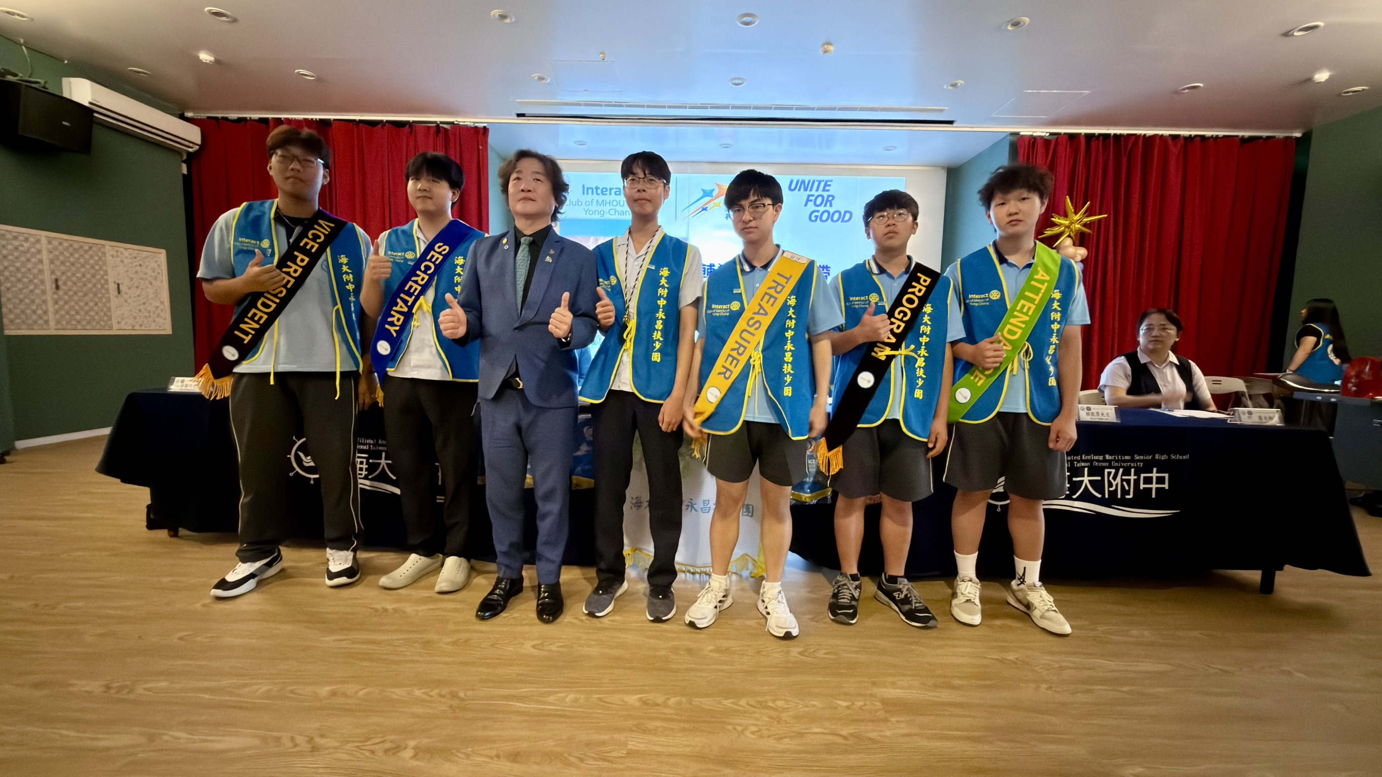 基隆永昌扶輪社長林純平新團隊成員配戴職務佩璋。