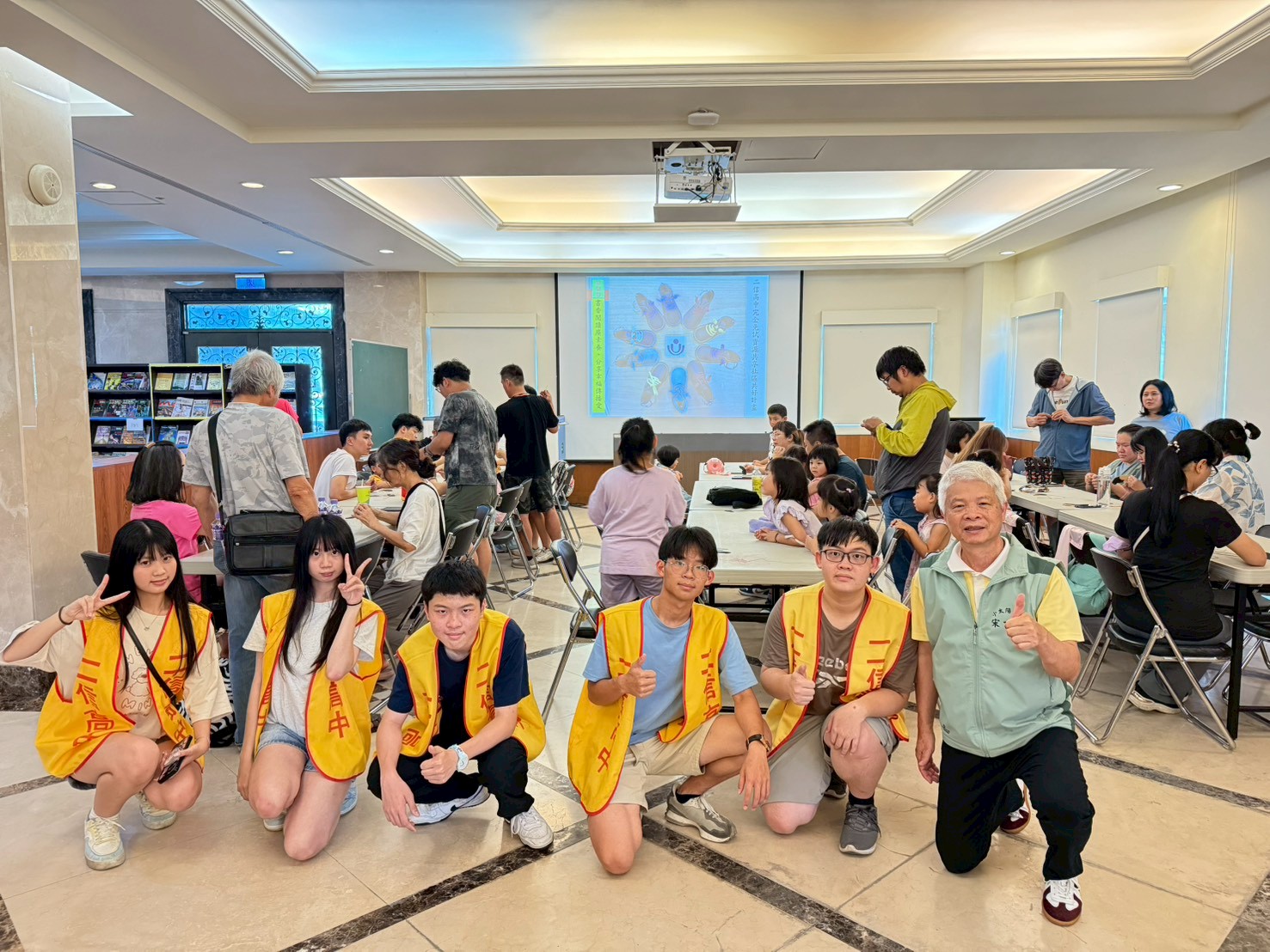 二信高中圖書館推親子共學 50餘位親子手作迷你克拉克鞋體驗職人精神 二信高中圖書館推親子共學 50餘位親子手作迷你克拉克鞋體驗職人精神