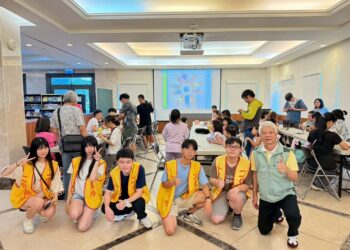 二信高中圖書館推親子共學 50餘位親子手作迷你克拉克鞋體驗職人精神 二信高中圖書館推親子共學 50餘位親子手作迷你克拉克鞋體驗職人精神