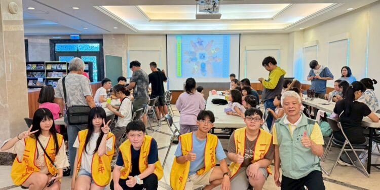 二信高中圖書館推親子共學 50餘位親子手作迷你克拉克鞋體驗職人精神 二信高中圖書館推親子共學 50餘位親子手作迷你克拉克鞋體驗職人精神